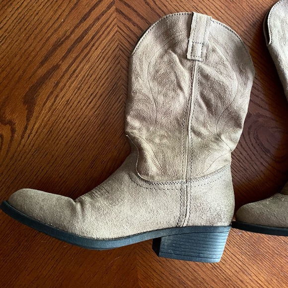 Rampage tan cowboy Boots - Picture 5 of 11